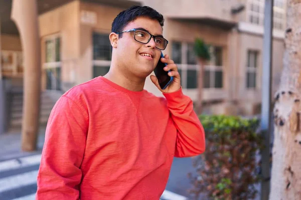 Síndrome Hombre Sonriendo Confiado Hablando Teléfono Inteligente Calle —  Fotos de Stock