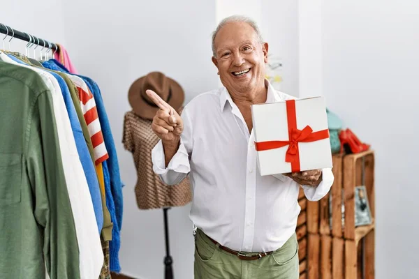 Älterer Mann Mit Geschenk Laden Lächelt Glücklich Und Zeigt Mit — Stockfoto