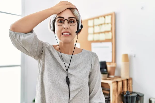 Joven Hermosa Mujer Que Trabaja Oficina Con Auriculares Del Operador —  Fotos de Stock