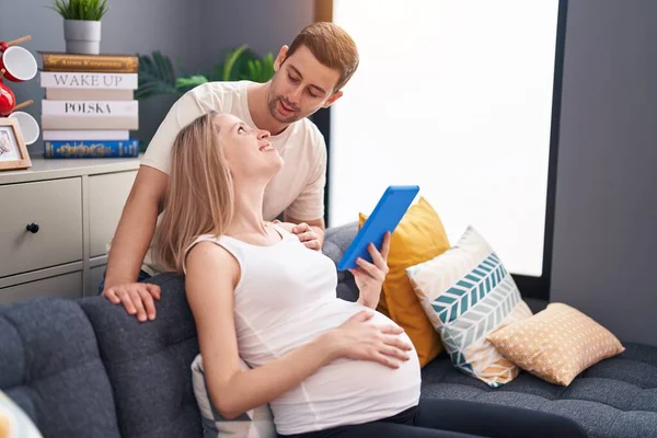 Man Woman Couple Using Touchpad Expecting Baby Home — Stock Photo, Image