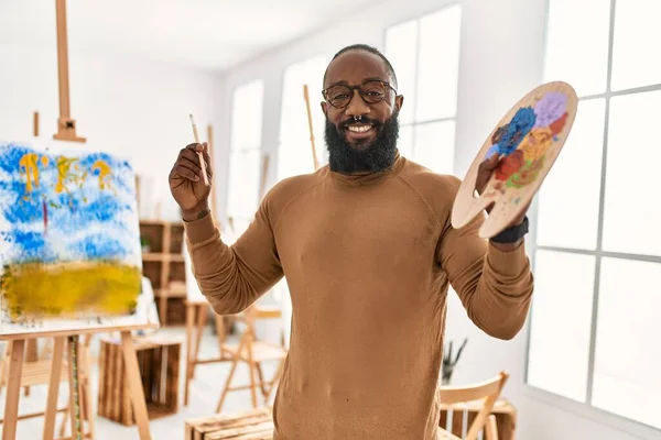 Młody Afrykański Artysta Amerykański Człowiek Uśmiecha Szczęśliwy Rysunek Studio Sztuki — Zdjęcie stockowe