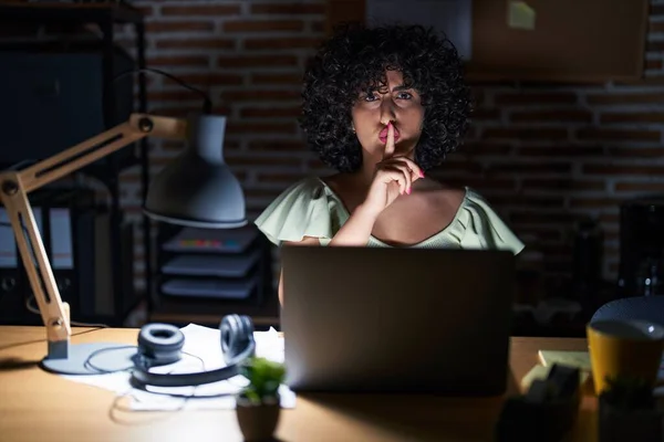 Mulher Morena Jovem Com Cabelo Encaracolado Trabalhando Escritório Noite Pedindo — Fotografia de Stock