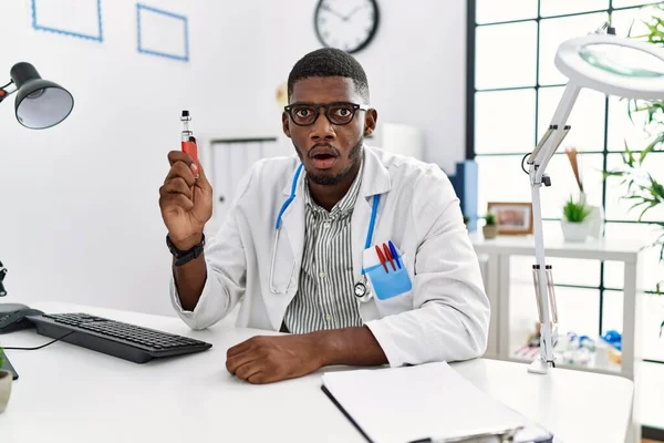 Junge Afrikanisch Amerikanische Arzt Mann Mit Elektronischer Zigarette Der Medizinischen — Stockfoto