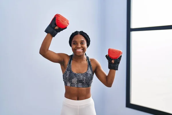 Mujer Afroamericana Sonriendo Confiada Usando Guantes Boxeo Centro Deportivo — Foto de Stock