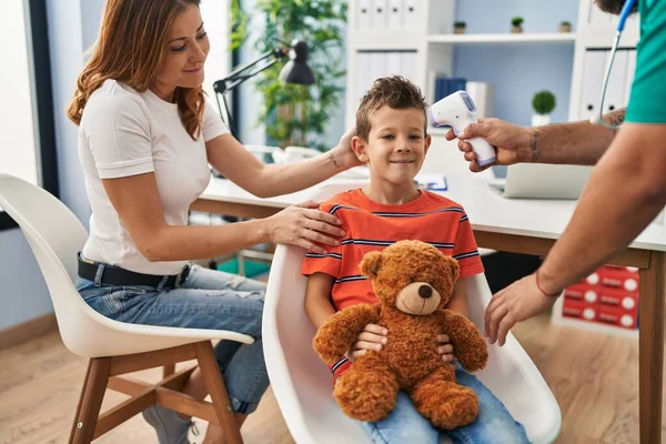 Klinikte Termometre Kullanan Bir Aile Için Tıbbi Konsültasyon — Stok fotoğraf