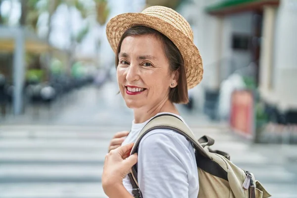 Mulher Meia Idade Turista Sorrindo Confiante Vestindo Mochila Rua — Fotografia de Stock