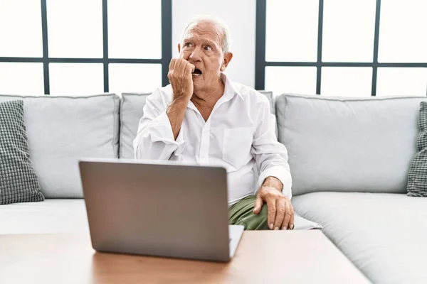 Evde Dizüstü Bilgisayar Kullanan Yaşlı Bir Adam Kanepede Oturmuş Elleri — Stok fotoğraf