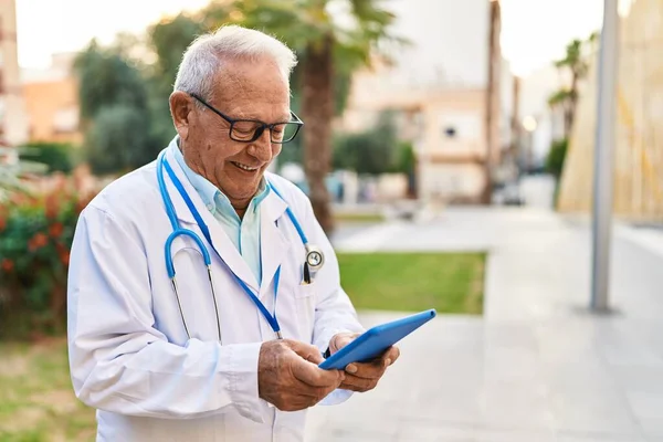 Homem Sênior Vestindo Uniforme Médico Usando Touchpad Parque — Fotografia de Stock