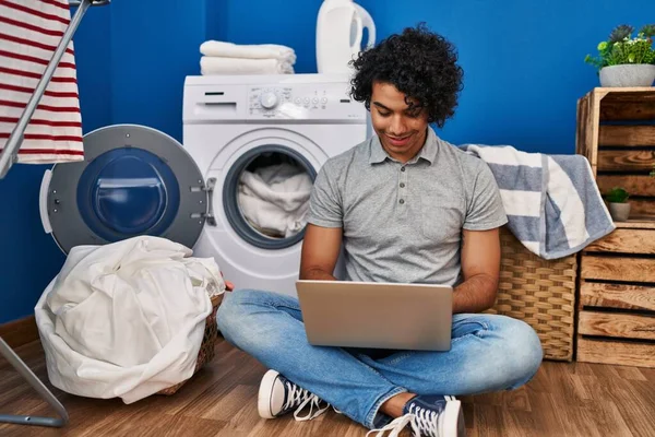 Ung Latinamerikan Man Med Bärbar Dator Väntar Tvättmaskin Tvättstugan — Stockfoto