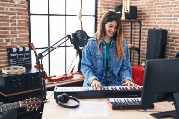 Genç Spanyol Kadın Müzisyen Müzik Stüdyosunda Piyano Çalıyor — Stok fotoğraf