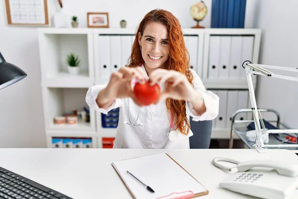 Jeune Rousse Femme Portant Uniforme Médecin Tenant Coeur Hôpital — Photo