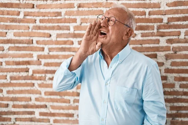 Senior Man Grey Hair Standing Bricks Wall Shouting Screaming Loud — Stock Photo, Image