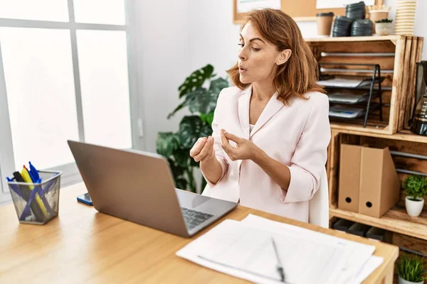 Young Caucasian Businesswoman Smiling Happy Using Laptop Working Office — Stock Photo, Image