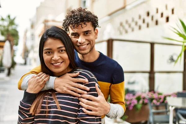 Junges Lateinisches Paar Lächelt Glücklich Und Umarmt Die Stadt — Stockfoto