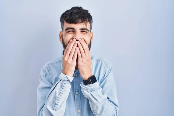 Junger Hispanischer Mann Mit Bart Vor Blauem Hintergrund Lachend Und — Stockfoto