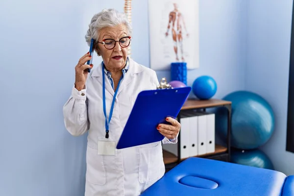 Senior Grey Haired Woman Wearing Physiotherapist Uniform Talking Smartphone Physitherapy — Stock Photo, Image
