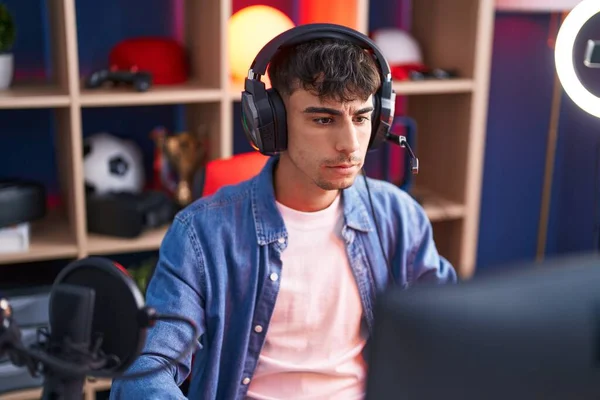 Joven Streamer Hispano Jugando Videojuegos Usando Computadora Sala Juegos —  Fotos de Stock