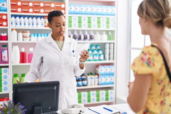 Африканская Американка Фармацевт Рецептом Клиенту Аптеке — стоковое фото