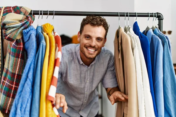 Joven Cliente Hispano Sonriendo Feliz Apareciendo Través Ropa Tienda Ropa — Foto de Stock