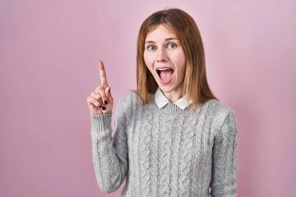 Beautiful Woman Standing Pink Background Pointing Finger Successful Idea Exited — Stock Photo, Image