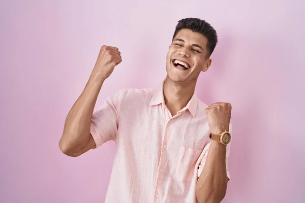 Homem Hispânico Jovem Sobre Fundo Rosa Muito Feliz Animado Fazendo — Fotografia de Stock