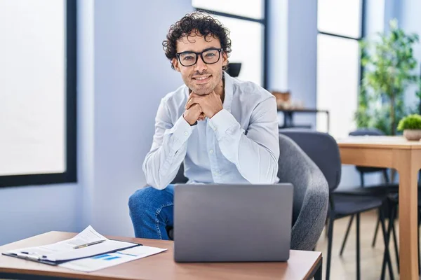 Young Hispanic Man Business Worker Using Laptop Working Office — Stock Fotó