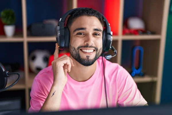 Jonge Arabisch Man Streamer Glimlachen Zelfverzekerd Zitten Tafel Speelkamer — Stockfoto