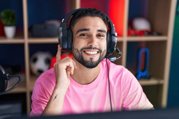 Giovane Arabo Uomo Streamer Sorridente Fiducioso Seduto Sul Tavolo Gioco — Foto Stock