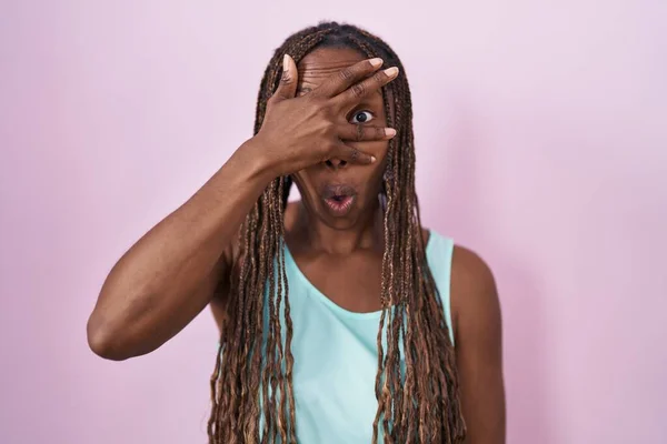Africano Americano Mulher Sobre Fundo Rosa Espreitando Choque Cobrindo Rosto — Fotografia de Stock