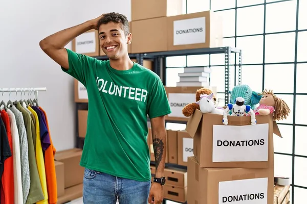 Joven Hombre Hispano Guapo Vistiendo Camiseta Voluntaria Las Donaciones Pie —  Fotos de Stock