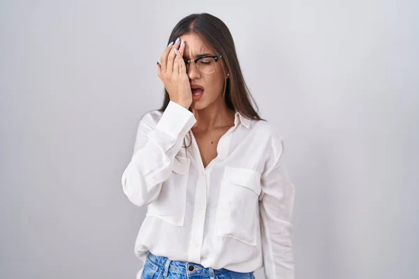 Joven Morena Con Gafas Bostezando Cansada Cubriendo Media Cara Ojo — Foto de Stock