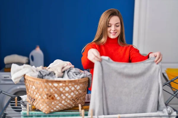 Mladá Blondýna Žena Usmívá Sebevědomě Visí Oblečení Prádelní Šňůře Prádelně — Stock fotografie