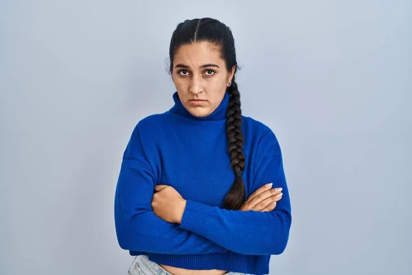 Jonge Spaanse Vrouw Die Geïsoleerde Achtergrond Sceptisch Nerveus Staat Afkeurende — Stockfoto