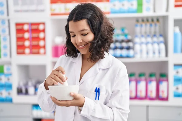 Joven Farmacéutica Sonriendo Confiada Mezcla Medicamentos Farmacia — Foto de Stock