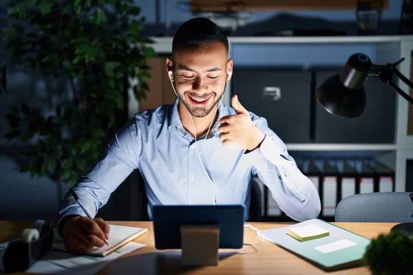 Young Hispanic Man Working Office Night Doing Happy Thumbs Gesture — Stok fotoğraf