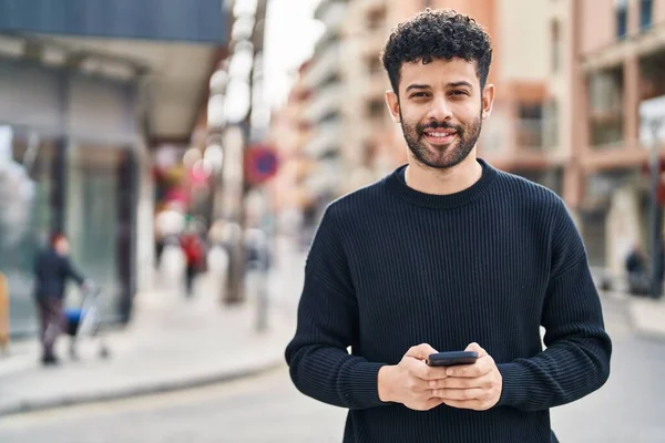 Giovane Arabo Uomo Sorridente Fiducioso Utilizzando Smartphone Strada — Foto Stock