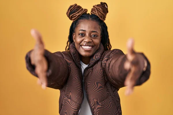 African Woman Braided Hair Standing Yellow Background Looking Camera Smiling — ストック写真