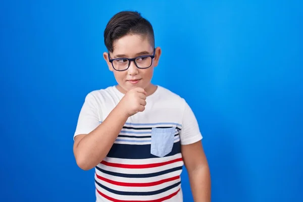 Criança Hispânica Jovem Sobre Fundo Azul Sentindo Mal Tosse Como — Fotografia de Stock