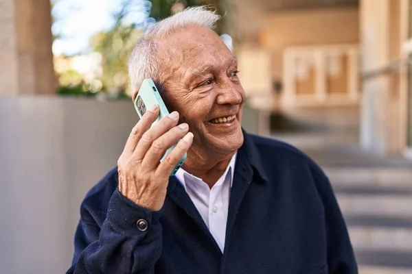 Ανώτερος Άνθρωπος Χαμογελά Αυτοπεποίθηση Μιλώντας Στο Smartphone Στο Δρόμο — Φωτογραφία Αρχείου