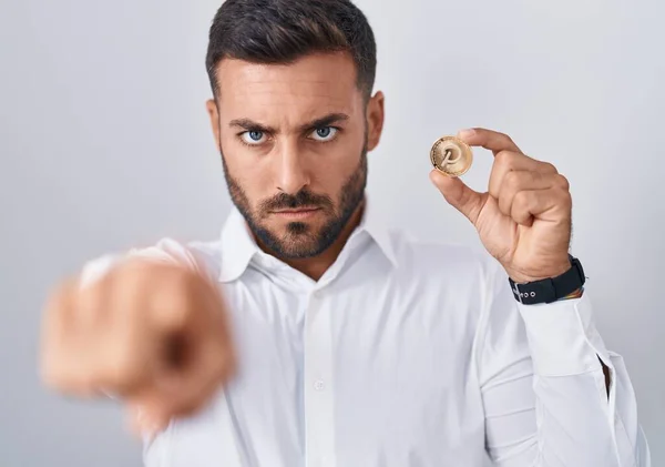 Όμορφος Ισπανός Που Κρατάει Πολκάδο Νόμισμα Δείχνοντας Δάχτυλο Την Κάμερα — Φωτογραφία Αρχείου
