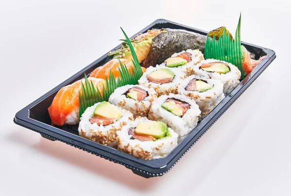 在孤立的白色背景上提供美味寿司的盘子 — 图库照片