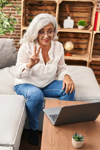 Middle Age Woman Having Video Call Sitting Sofa Home — Stock fotografie