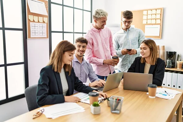 Groupe Travailleurs Affaires Souriant Heureux Travailler Bureau — Photo