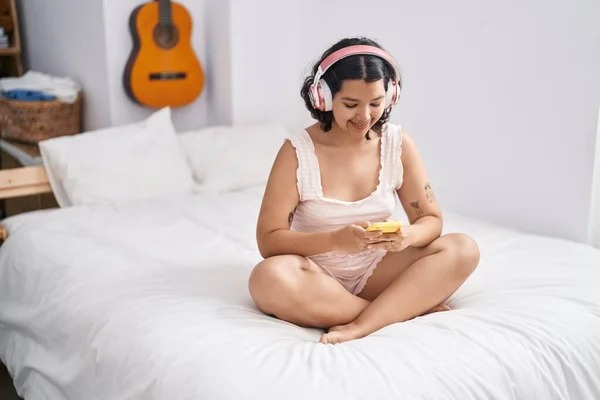 Jeune Femme Écoutant Musique Assise Sur Lit Dans Chambre — Photo
