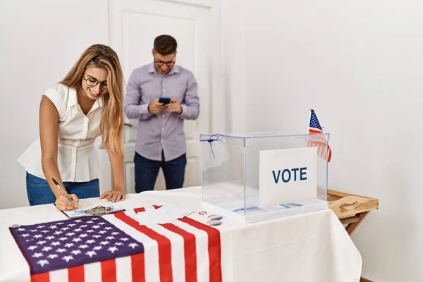 Joven Votante Americana Sonriendo Feliz Escritura Portapapeles Colegio Electoral —  Fotos de Stock