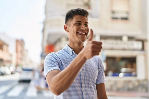Jonge Latino Man Glimlachen Zelfverzekerd Doen Teken Met Duim Omhoog — Stockfoto