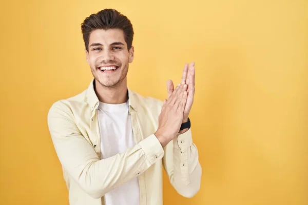 Joven Hombre Hispano Pie Sobre Fondo Amarillo Aplaudiendo Aplaudiendo Felices —  Fotos de Stock