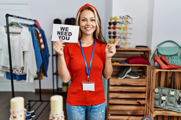 Mulher Caucasiana Jovem Segurando Precisamos Você Contratação Banner Loja Varejo — Fotografia de Stock