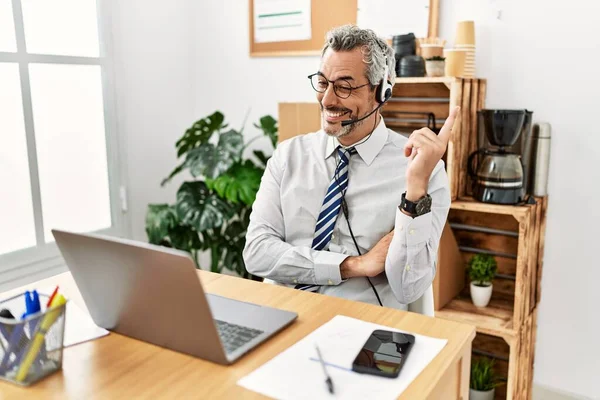 Medelålders Latinamerikan Affärsman Arbetar Kontoret Bär Operatör Headset Med Ett — Stockfoto