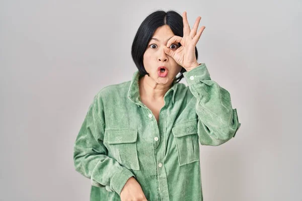 Young Asian Woman Standing White Background Doing Gesture Shocked Surprised — ストック写真